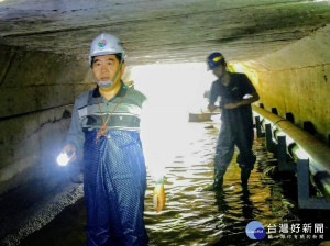 區長陳國欽於汛期前積極辦理河川疏濬及側溝、排水溝清疏作業，有效降低風險度