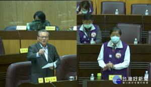 林正峰建議桃市府研議對中低收入家庭及中低收入家庭的學生，提供免費口罩使用，減輕他們的負擔。