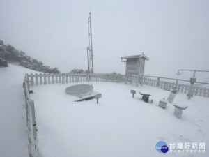 玉山地區於4月6日早上7時10分開始降雪，至4月7日早上6時40分積雪14.5公分。〈圖片/北峰氣象站提供〉