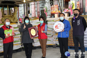 八里五福宮捐贈大批民生物資，張錦麗局長、主委鄭戴麗香議員、八里區長吳嘉榮、議員陳偉杰、立委洪孟楷助理及當地多位里長等出席捐贈儀式