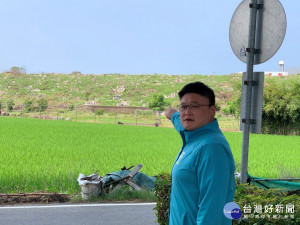 

外埔區大甲東一望無際的墓園，讓遊客大倒胃口，影響地方繁榮及觀光，市議員施志昌爭取市政府遷墓工程有成、近日將發包興建納骨塔，並著手規畫觀光休閒，以提升地方觀光事業。（記者陳榮昌攝）