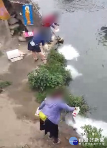 台中市一放生團體在同時生還往河川倒牛奶，涉嫌汙染水質依《水汙染防治法》被罰。（圖/台中市政府環保局）