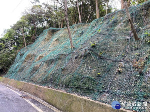 汐止區夢湖路去(108)年9月底大雨及米塔颱風造成道路邊坡崩塌損壞，為維護人車通行安全，新北市政府即規劃復建，該工程10日已如期完工