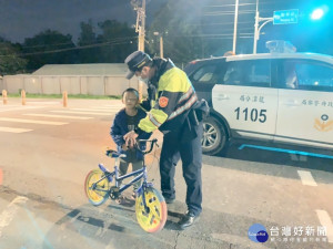 警方考量夜間視線昏暗且該路段車流量大及車速較快，立即攙扶幼童至路旁空地並安撫情緒。

