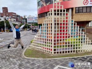 淡水區長庚里中正路旁意象構想美化工程完工，融入淡水海港的在地元素，使的有著濃濃淡水意象之裝置藝術