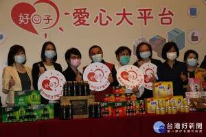  11家企業11日捐贈大批保健食品、提神飲料等物資，侯友宜感謝這些愛心企業，一起陪伴醫護人員和國人共度難關