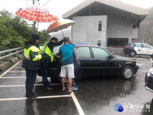 民眾車子故障　枋警雨中加油（圖／枋寮分局）