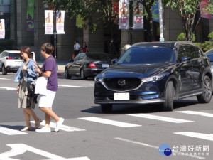 汽機車駕駛人未禮讓行人優先通行，最高可罰處新臺幣3,600元