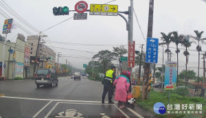 女子騎機車癲癇發作路倒，巡邏警發現及時送醫救治。