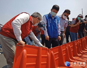 雲林縣政府為解決突發性豪大雨所造成的聚落淹水問題，由水利處長許宏博率隊於褒忠鄉有才寮大排及北有才寮防汛缺口辦理防汛擋板佈設演練。（記者陳昭宗拍攝）