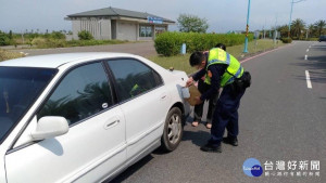 汽車拋錨尋無救援　熱心警找油桶成功協助返家（圖／東港分局提供）