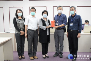 彰化縣長王惠美表揚衛生局獲獎，左起為教育處長陳逸玲、農業處長邱奕志、縣長王惠美、衛生局長葉彥伯、環保局長江培根。