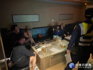 平鎮警分局突擊檢查酒店當場「抓包」，除告誡業者即刻停業外，並移請桃市府相關局處裁處。

