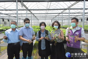 彰化縣長王惠美參觀台相種苗場，與曾獲得神農獎的百香果種苗園「台香種苗場」，大讚劉清尊是彰化之光。