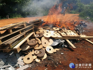 林口區粉寮路的紙張加工廠德山貿易公司正在燃燒大量廢木棧板等事業廢棄物，嚴重污染空氣品質，環保局依法開罰31萬2千元罰鍰。