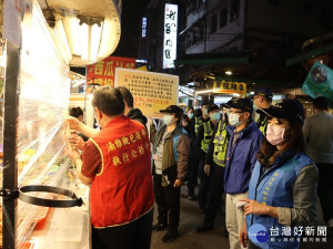 市場處昨(16)日晚間邀集衛生局及警察局針對人潮眾多的板橋湳雅夜市辦理聯合宣導，除針對消費者及攤商須佩戴口罩進行宣導外，並須保持安全社交距離