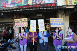 杜絕防疫破口　台東縣府攜手市公所赴市場宣導人流管制（圖／台東縣政府提供）