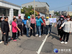 

立法院副院長蔡其昌爭取前瞻計畫進行外埔區甲后路路平，十七日舉辦說明會，工程經費兩千一百萬，工程預訂七月竣工，可供市民舒適的道路品質及優質車行空間。（記者陳榮昌攝）