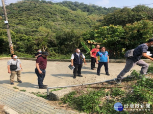 勘查蓄水池用地。林重鎣攝