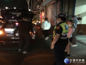 車輛故障卡路中　熱心警即時協助排除困難（圖／枋寮分局提供）