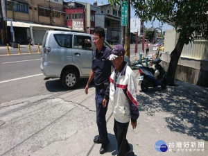 巡邏恰遇老翁身體不適　暖警協助送醫（圖／枋寮分局提供）