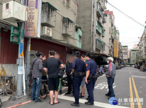 海山分局員警為了讓詐騙集團降低戒心，數名便衣同仁喬裝路人，至交付贖金地點埋伏守株待兔，待車手現身取走手提袋後，立刻一擁而上將其逮捕