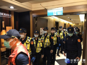 新北市警局19日晚間擴大臨檢勤務，板橋警分局也出動大批警力到轄區KTV，檢查是否有居家檢疫或隔離民眾