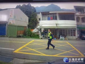 男童癲癇症發作　警開道協助就醫（圖／頭份分局）