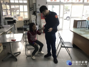 婦人身體不適路倒　警供「糖」助恢復（圖／屏東分局）