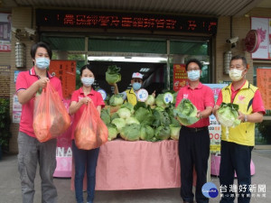 
大安區農會二十一日，進行協助西螺農會行銷高麗菜活動，未雨綢繆銷售的行動，可避開集中收成，量多價賤困境。（記者陳榮昌攝）
