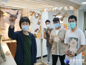 
弘光科技大學文化創意產業系，今年文創畢展，學生以蝙蝠與稻米的生態關係當主題，創意十足。（記者陳榮昌攝）
