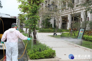 宜蘭市公所緊急動員到宜蘭國中門口及周邊環境進行消毒防疫。（圖／宜蘭市公所）