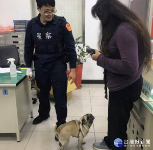 員警鍥而不捨地輾轉查訪和詢問，最終聯絡到飼主，成功幫助迷途的毛小孩平安返家。

