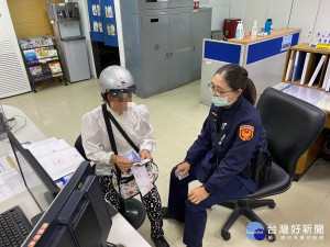 黃姓男子在路旁發現有一疊鈔票，經清點約新台幣2萬餘元，因擔心失主有急用，立即將拾獲現金送往鄰近的海山警分局海山派出所，員警火速找到失主領回