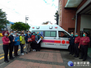 弘松窯業公司23日捐贈新北市政府消防局第五救災救護大隊鶯歌分隊高頂救護車1輛