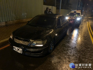 男子寒雨夜裡駕車拋錨停路中，暖警推車買油助解圍。

