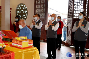 徐耀昌率國中校長至英才書院　為會考考生祈福（圖／苗栗縣政府）