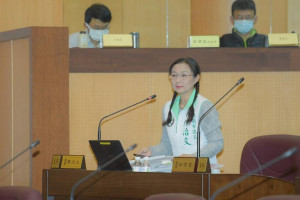 ▲ 市議員陳治文質詢，先了解心冠肺炎疫情，對鳳飛飛紀念館也加注關心。（圖／記者馬虞海攝）
