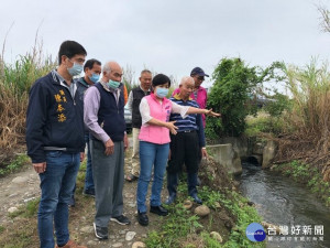 
后里區大甲溪北岸河川公地，廣闊的農田無水灌溉，立法委員楊瓊瓔及市議員陳本添邀請農委會農田水利處、經濟部水利署等單位協商，官員允諾儘速改善，以解決農民缺水困境。（記者陳榮昌攝）

