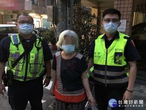 警員送老婦人回家。林重鎣攝