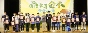 桃市環保局舉辦的「108年度桃園市環境教育繪本創作比賽」，環保局長呂理德頒獎給各組獲獎創作者。

