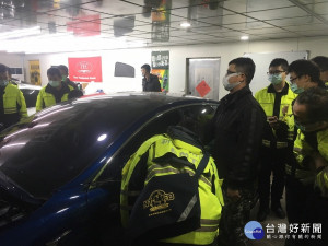 消防局昨(24)日於特斯拉整備中心維修廠進行電動車輛車體解說，以及災害搶救注意事項教學及實車操作訓練。