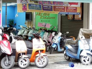 淘汰老舊機車換購電動機車，嘉義市最高可領兩萬二／嘉義市府提供