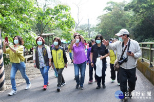 彰化縣長王惠美、芬園鄉溪頭社區發展協會理事長吳繡廷、大竹社區理事長許嘉鏞等人前往芬園「挑水古道」登山健行賞桐。