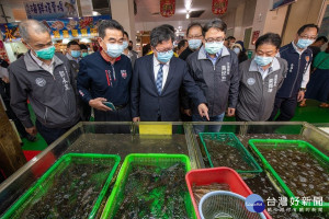 關心防疫措施，桃園市長鄭文燦視察永安漁港直銷中心。