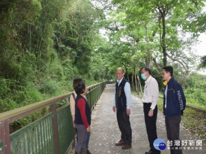 
  外埔區水流東油桐樹，結滿如雪的花朵，花落時迎風飄逸，呈現農村之美，在疫情嚴峻之際仍有眾多遊客前來賞景，區長葉聯慶特別率幹部歡迎遊客、宣導防疫並聽取一些建設不足之建議。（記者陳榮昌攝）