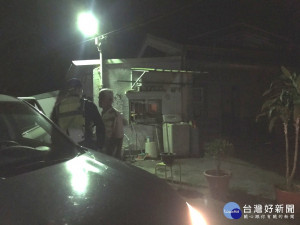 深夜醉漢路倒　暖警協助返家（圖／潮州分局）