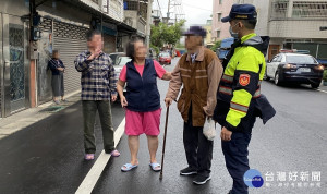 老翁四處趴趴走迷路，壢警送返家好窩心。

