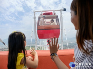 

麗寶樂園渡假區五月勞工節、母親節，推出到園玩、吃等多重大優惠方案，期發揮體貼廣大辛苦的勞工，也照顧守護家庭的母親們。（記者陳榮昌攝）
 