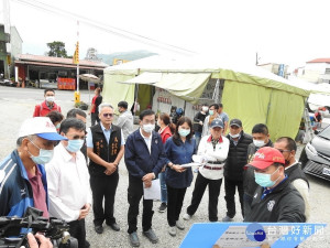 林明溱縣長等一行會勘巴蘭市集將會再開發。（縣府提供）